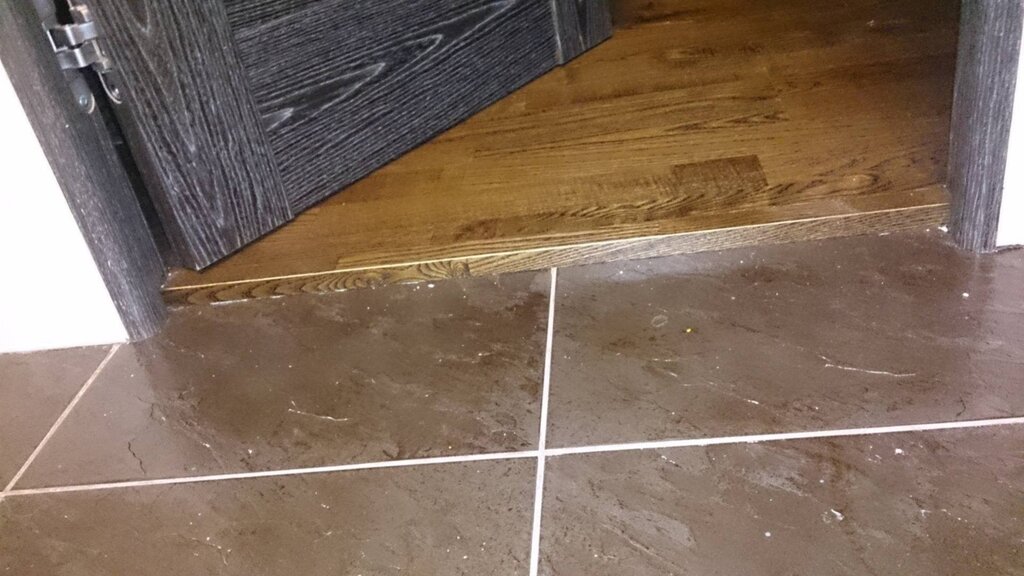 Tile and laminate without a threshold