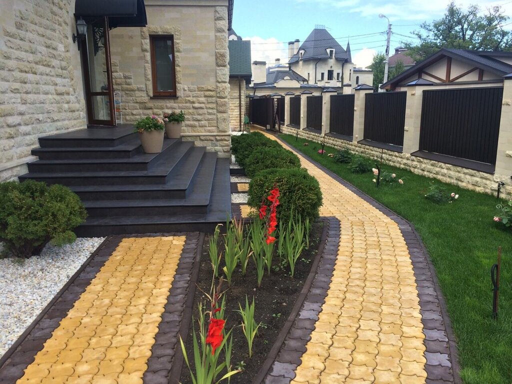 Paving around the house at the dacha