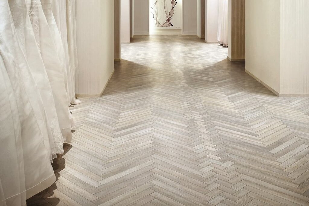 Herringbone tile in the corridor 40 фото