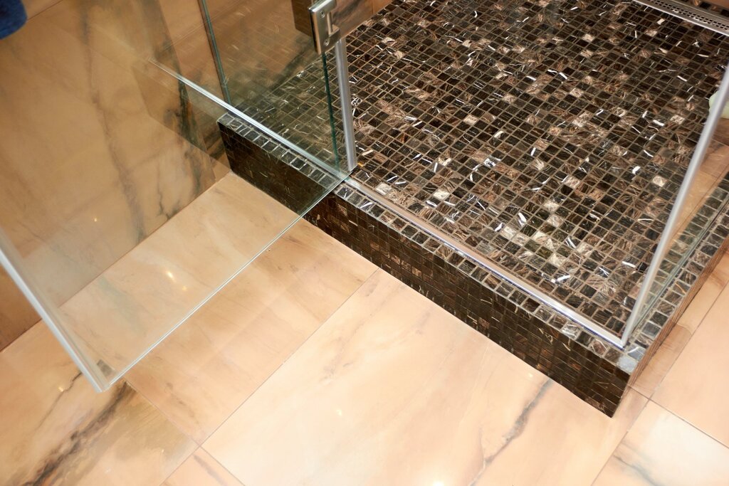 Shower tray made of tiles