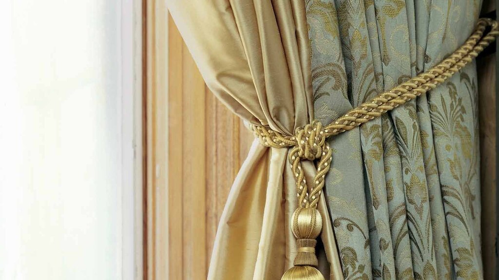 Curtain tieback