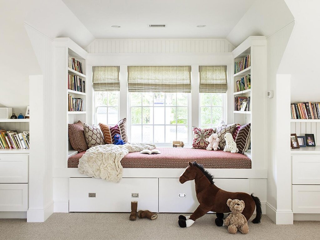 Windowsill sofa in the children's room