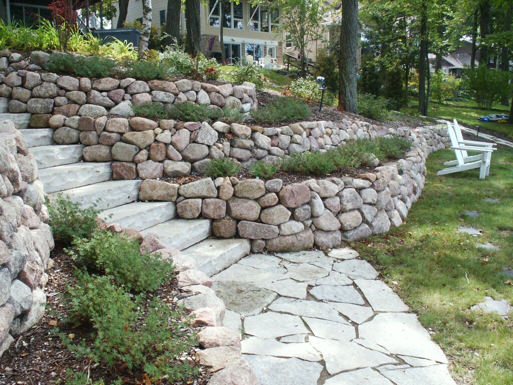 Retaining wall made of rubble stone