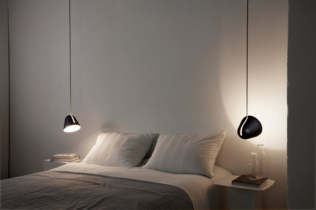 Pendant lights in the bedroom interior 33 фото