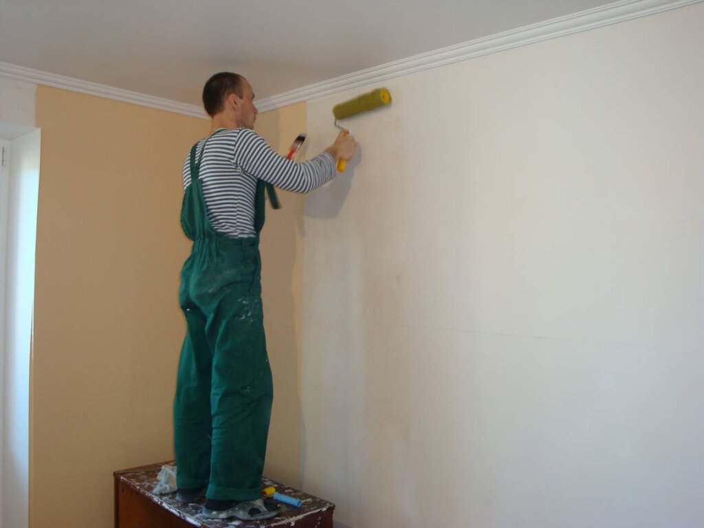 Applying fiberglass wallpaper to the ceiling