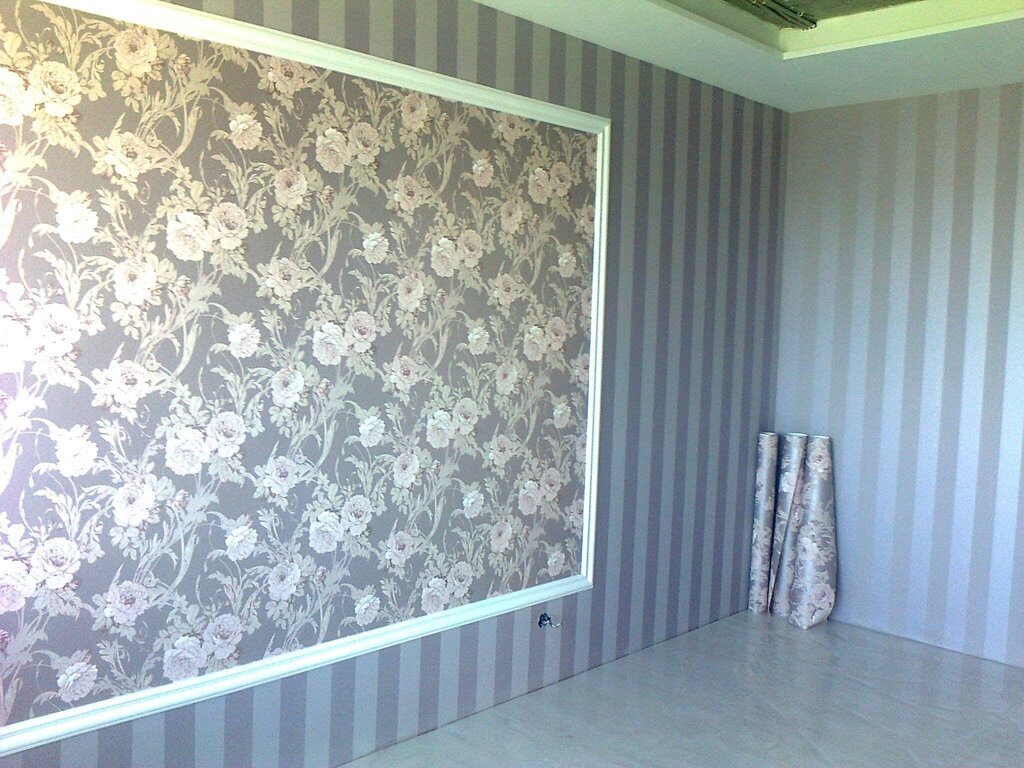 Wallpapering walls with different wallpapers