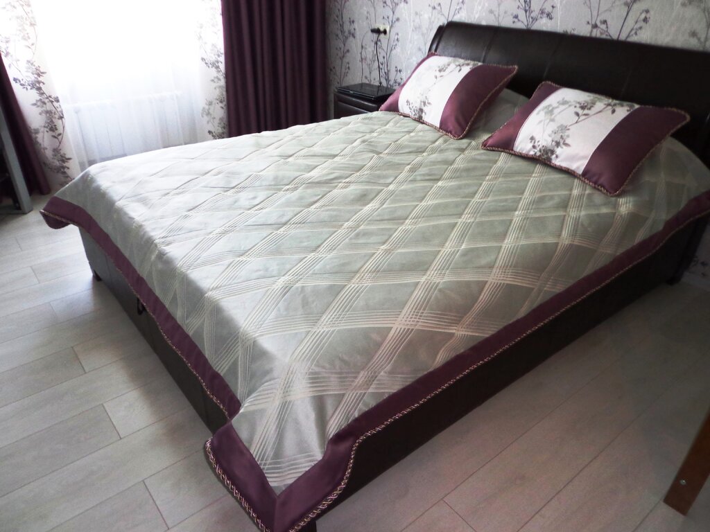 A bedspread with a footboard