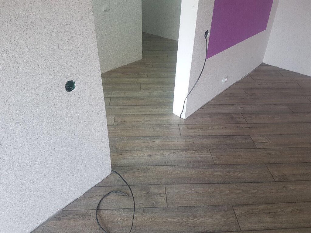 A floor without a baseboard