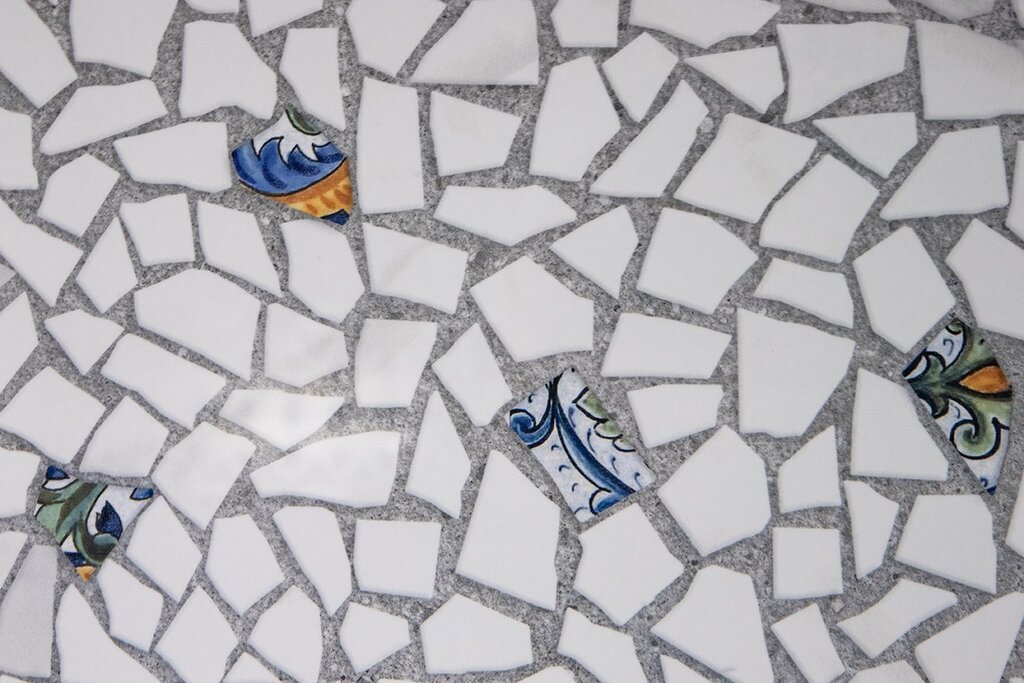 Floor made of broken tiles