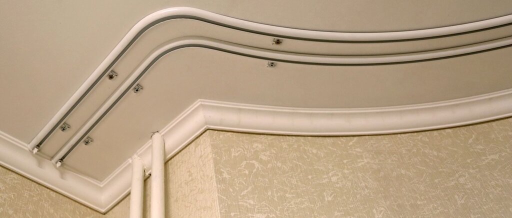 Semi-circular curtain rod