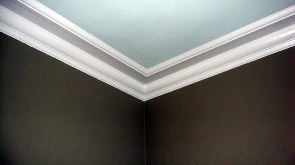 Ceiling molding for stretch ceilings