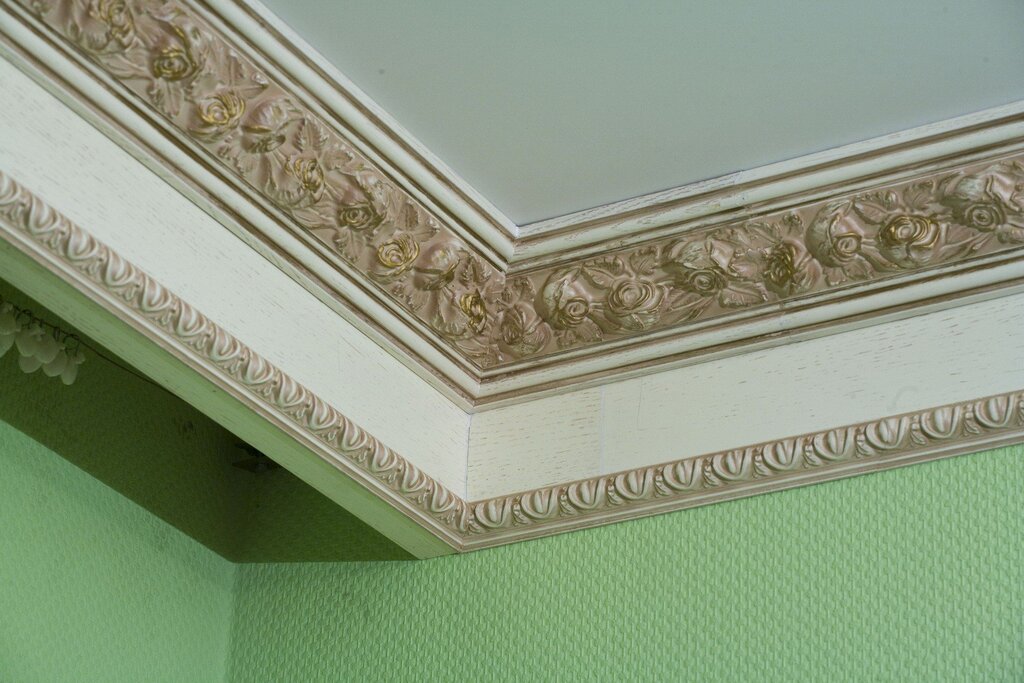 Ceiling molding