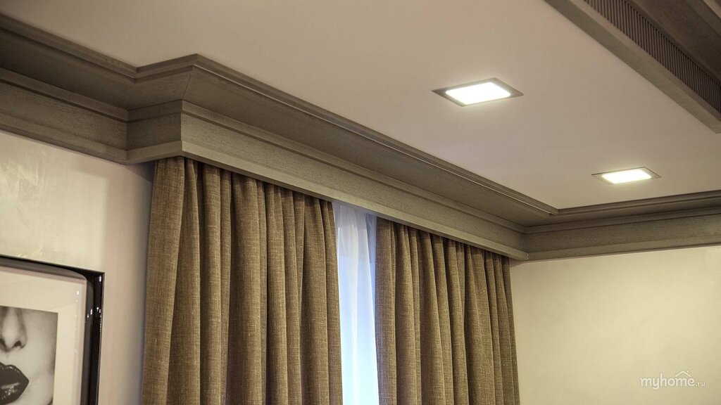 Ceiling cornice with lighting