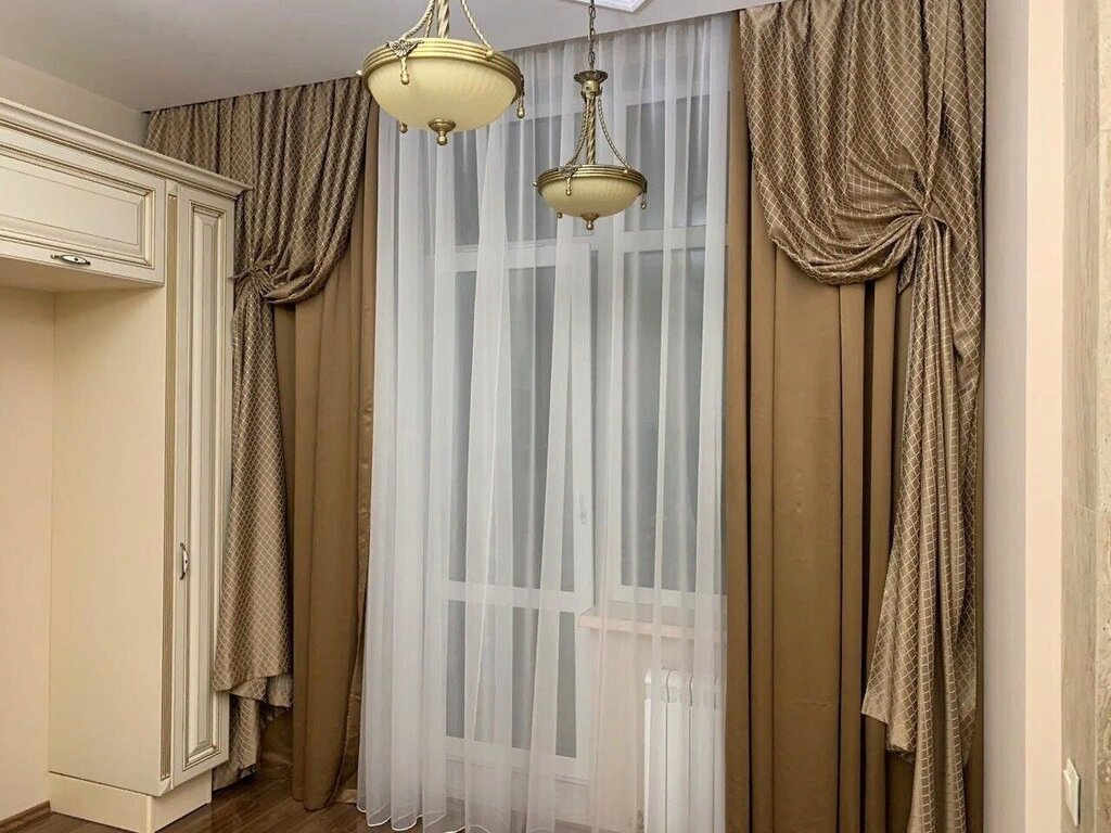 Ceiling cornice with a turn for curtains