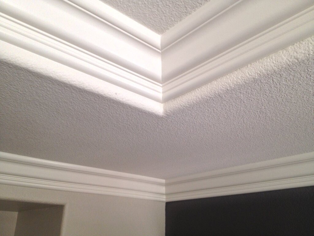 Ceiling molding for stretch ceilings