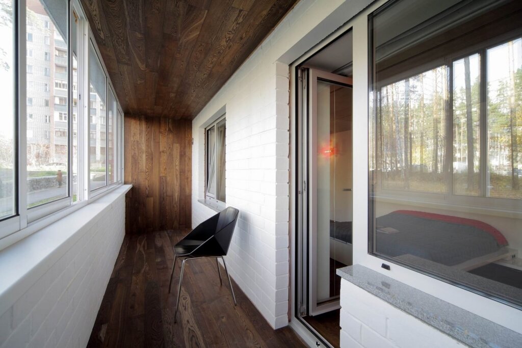 Ceiling made of laminate on the balcony