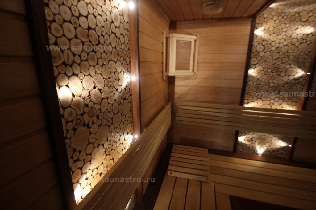 The ceiling made of juniper in the sauna