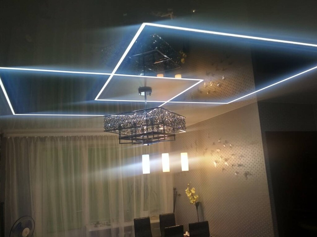 Ceiling with lighting lines