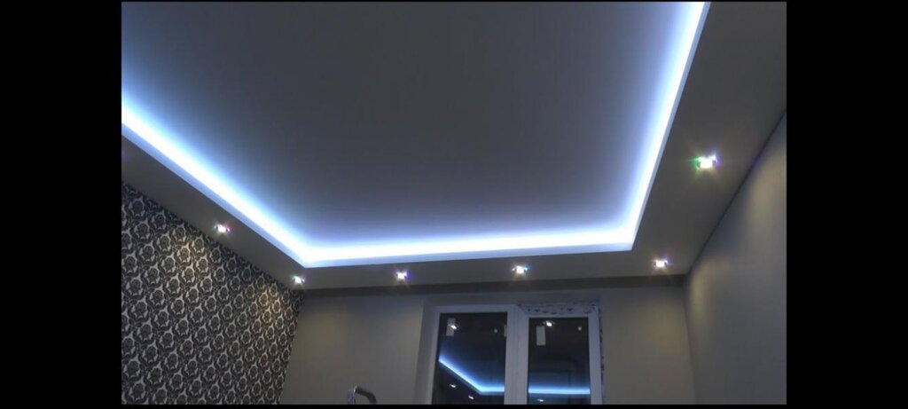 Ceiling with perimeter lighting