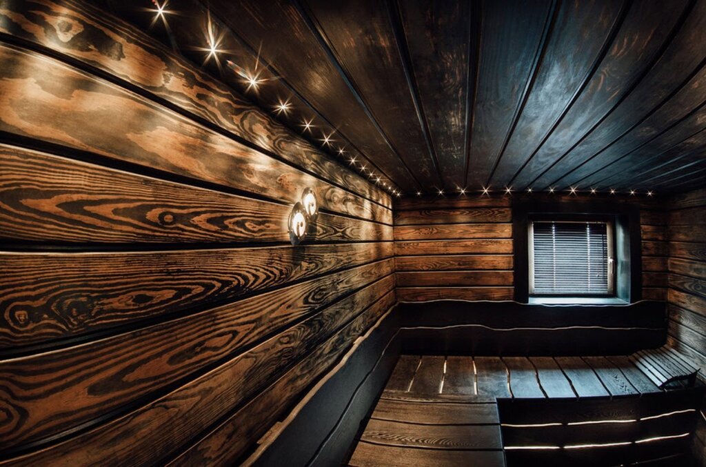 The ceiling in the sauna is made of unedged boards