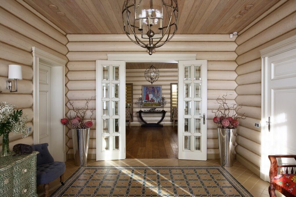 The entrance hall in the log house