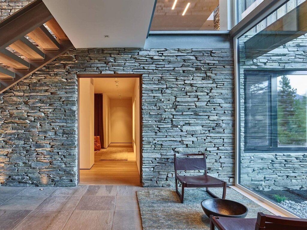 Natural stone in the interior