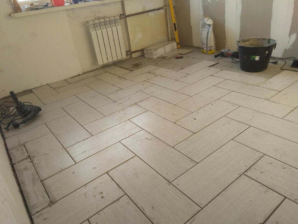 Rectangular floor tile