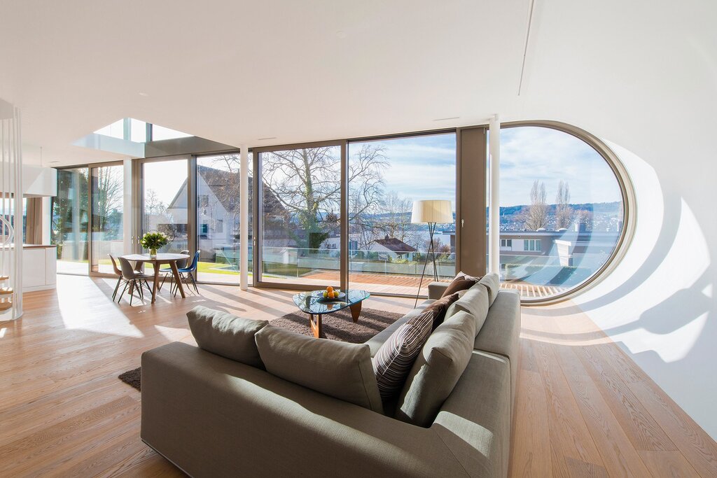 A rectangular house with panoramic windows