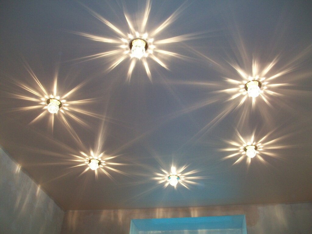 Arrangement of light bulbs on a stretch ceiling