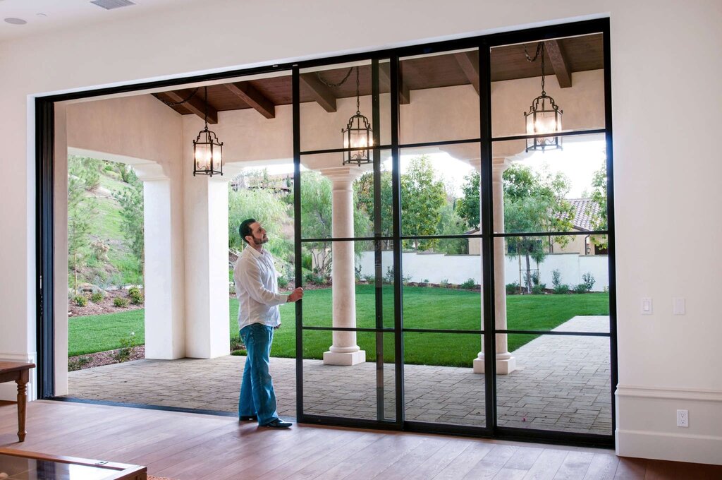 Sliding doors to the balcony