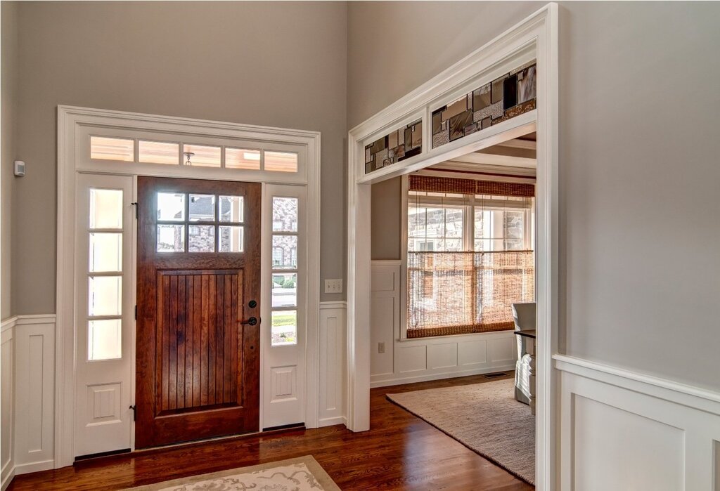 Sliding doors with a transom