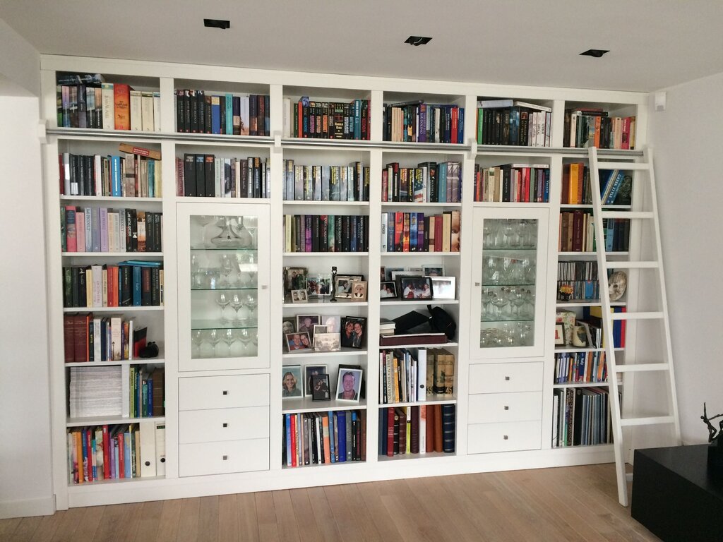 Sliding bookshelf