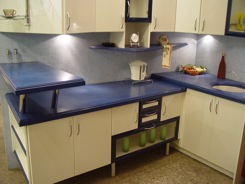 Multi-level countertop in the kitchen