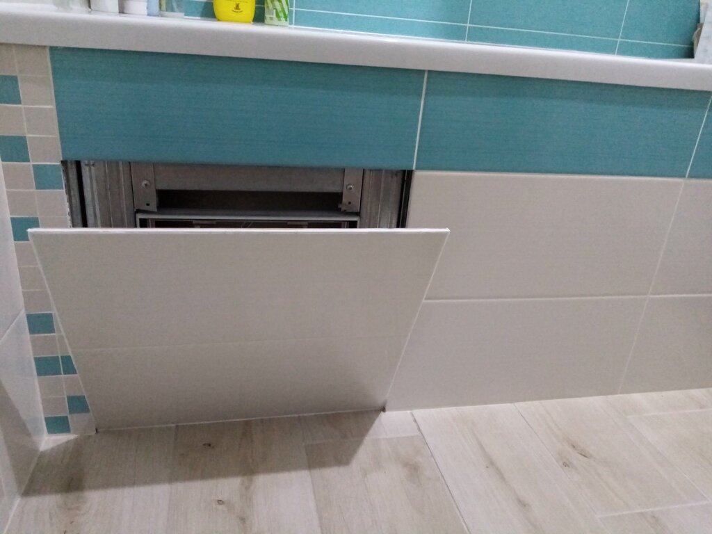 Inspection hatch under the bathtub