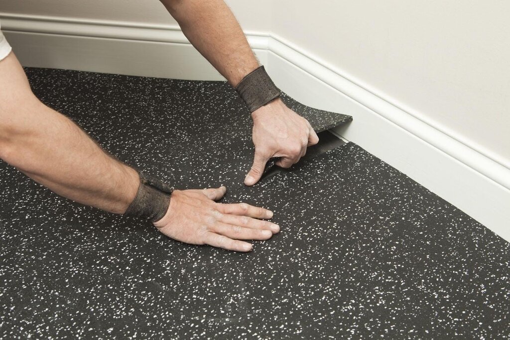 Rubber floor tile