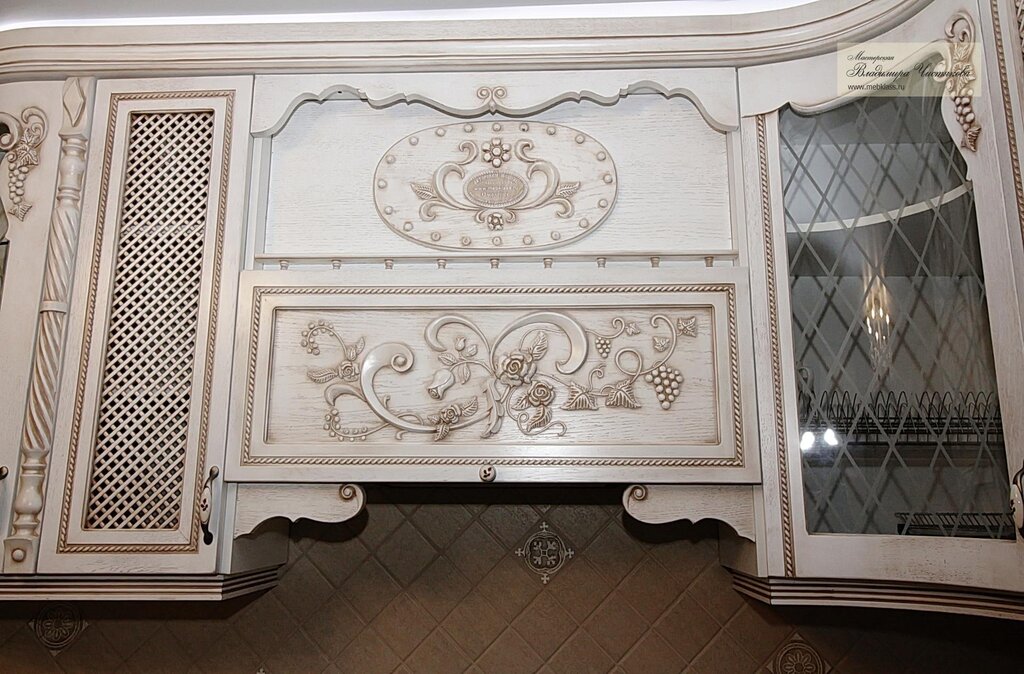 Carved kitchen fronts