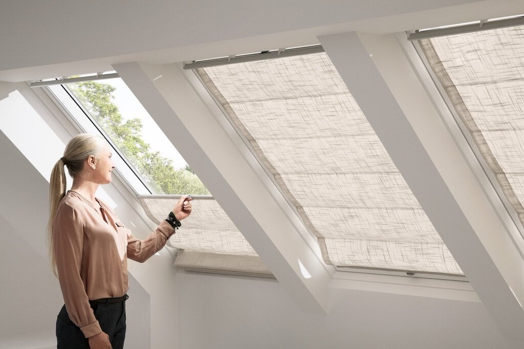 Roman shade for a skylight window