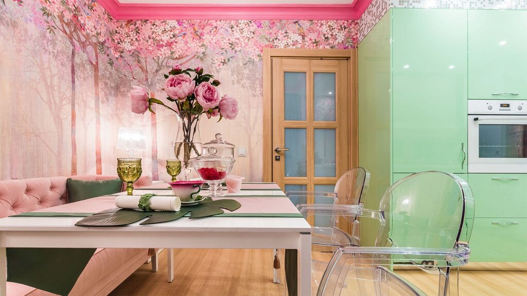 Pink wallpaper in the kitchen