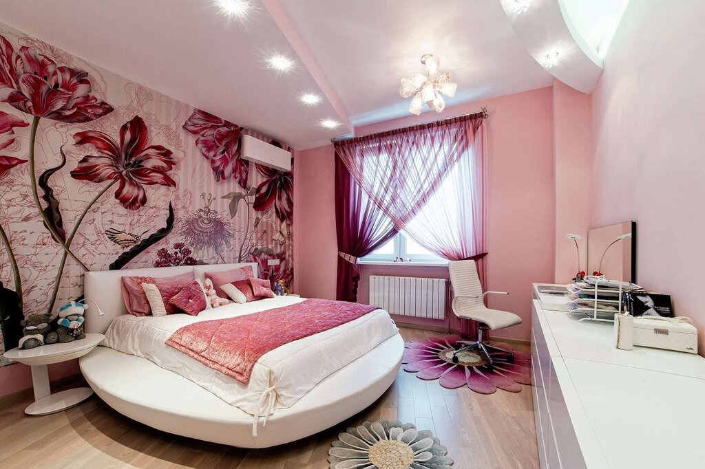 Pink wallpaper in the interior