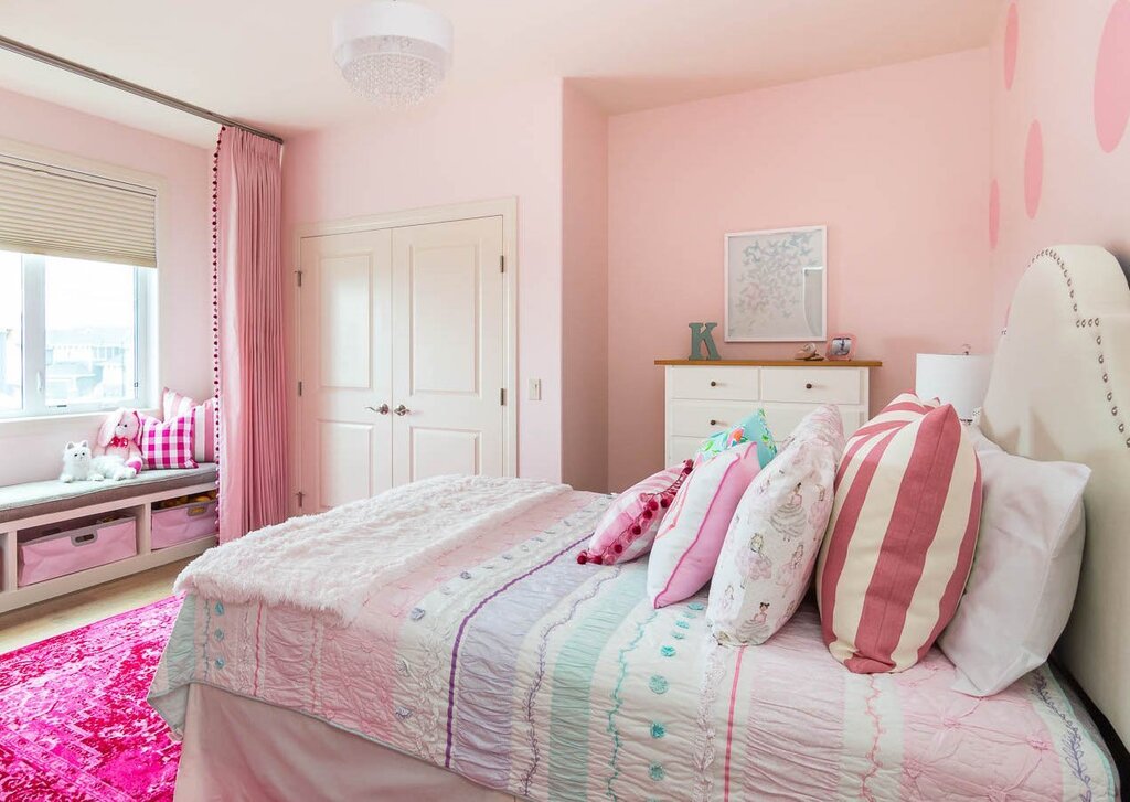 Pink wallpaper in the bedroom