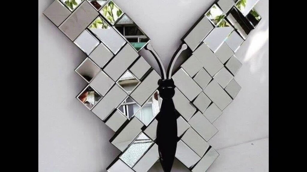 Self-adhesive mirror for the wall