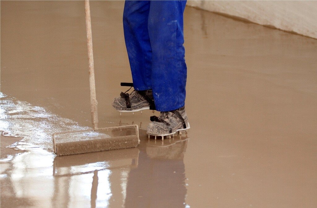 Self-leveling floor screed