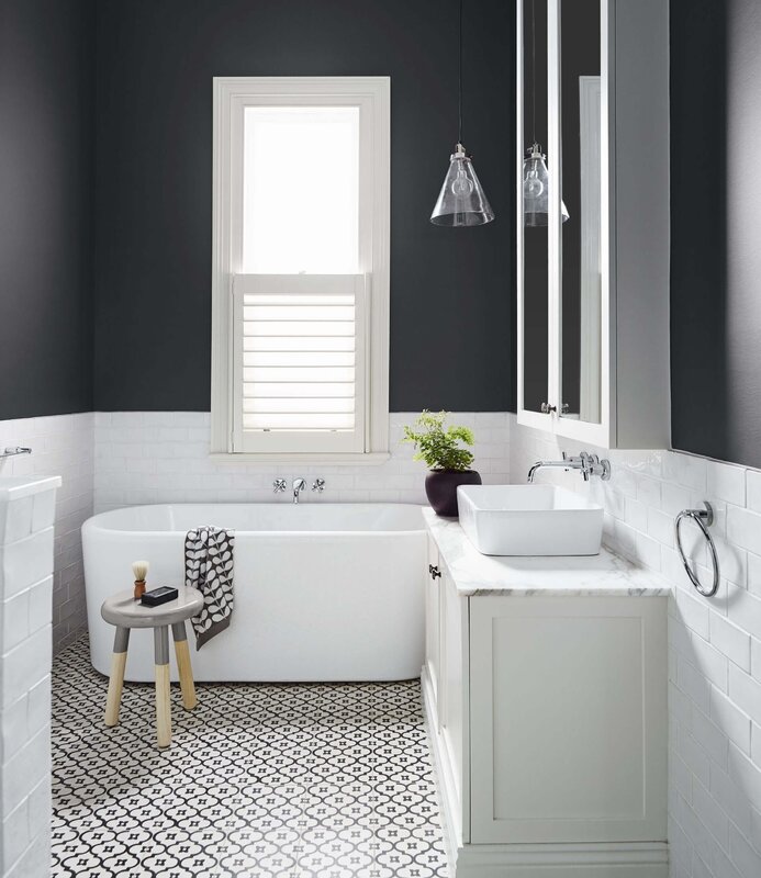 Gray walls in the bathroom