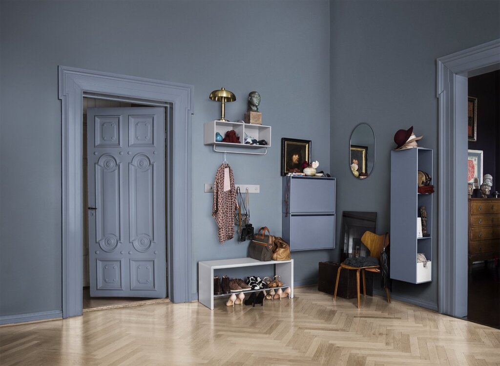 Gray-blue walls in the corridor