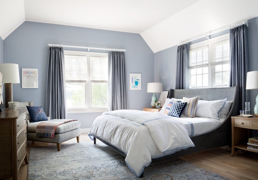 Gray-blue walls in the bedroom