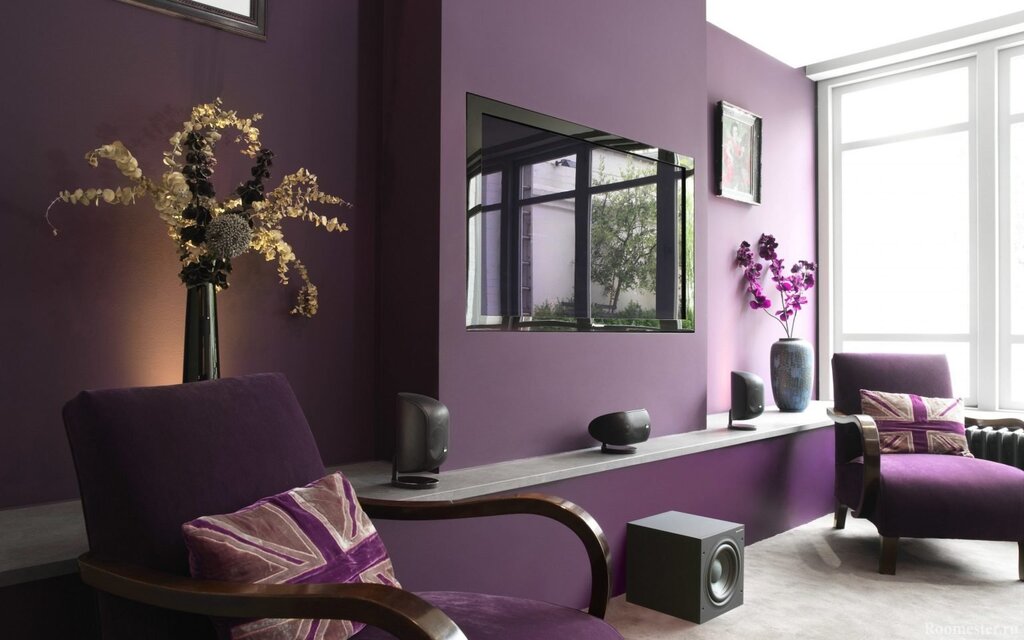 Gray-lilac wallpaper in the interior