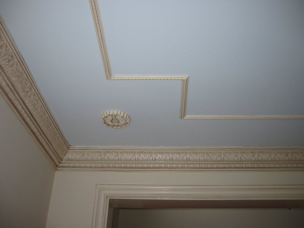 Wide molding for the ceiling