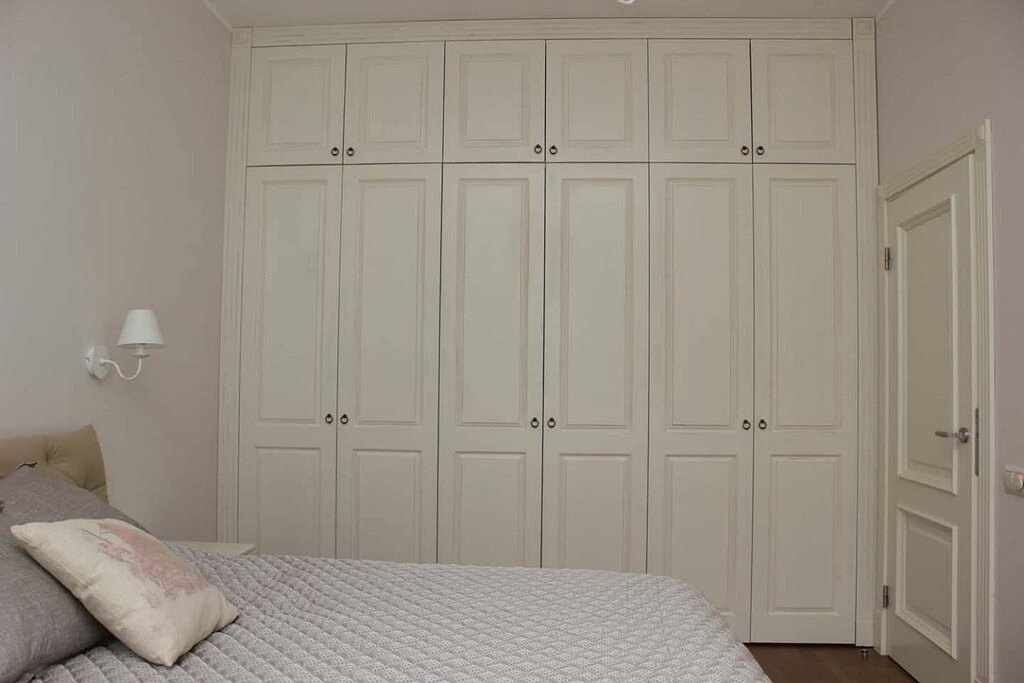 White hinged wardrobe for the bedroom 31 фото