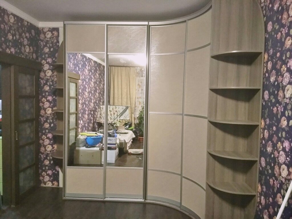 Sliding wardrobe with corner shelves