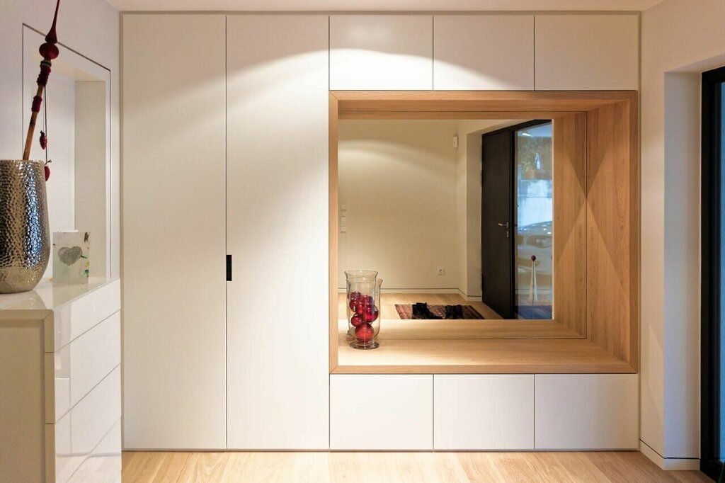 Built-in closet in a niche